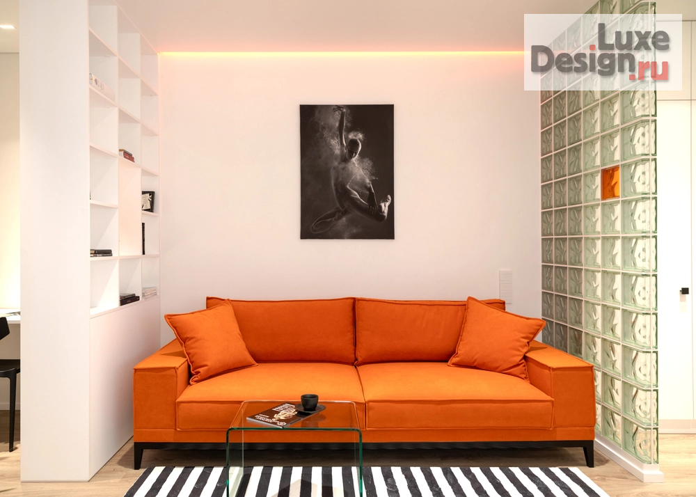 Дизайн интерьера квартиры студии "Белый квадрат - оранжевый протест (фотосъемка)" (фото 1)