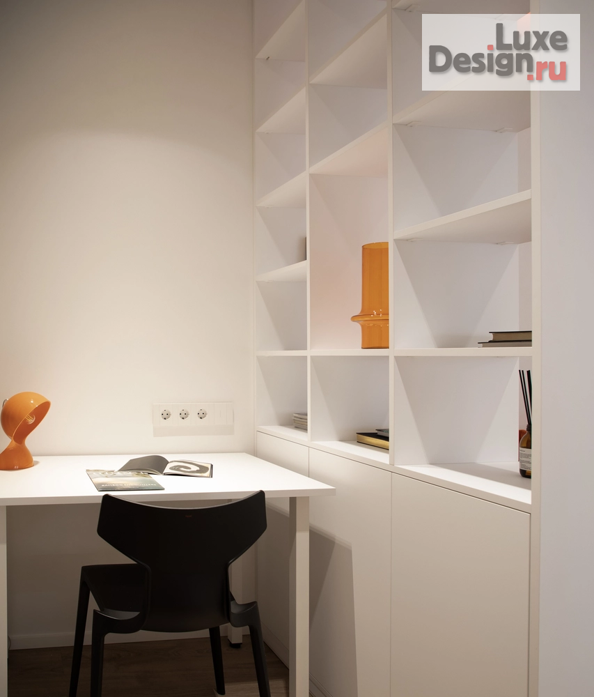 Дизайн интерьера квартиры студии "Белый квадрат - оранжевый протест (фотосъемка)" (фото 4)