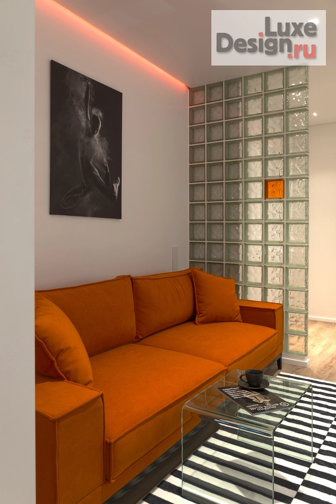 Дизайн интерьера квартиры студии "Белый квадрат - оранжевый протест (фотосъемка)" (фото 2)